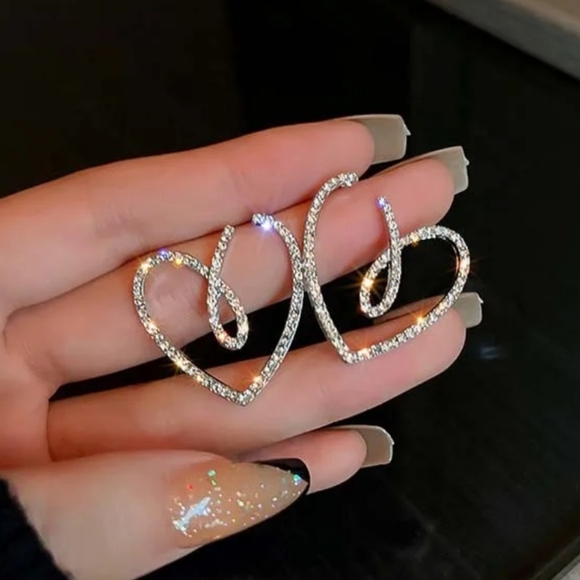 Glamourous Heart Earrings  ✨️❤️ - Picture 5 of 10